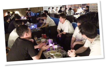 ビアガーデンでの会食風景