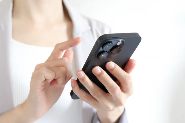 スマホで申し込む様子