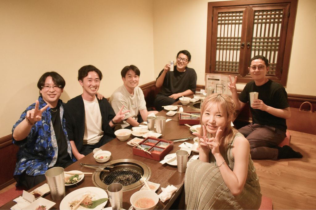 会食を楽しむ参加者たち