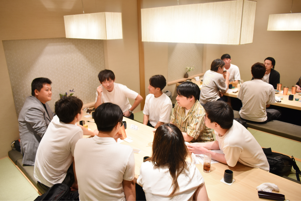 座敷で語り合う参加者たち